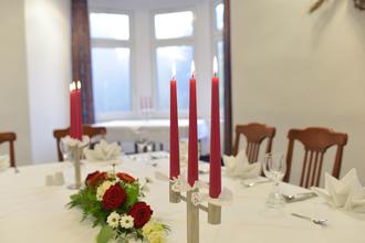 festlich gedeckter Tisch