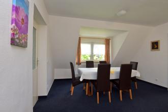 Ferienwohnung 1 (Esstisch im Wohnzimmer)